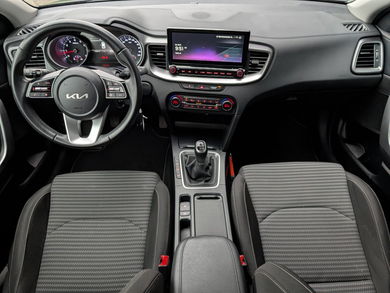 Kia Ceed Sportswagon 1.5 T-GDi Dynamic Line | Trekhaak | All Season banden! image